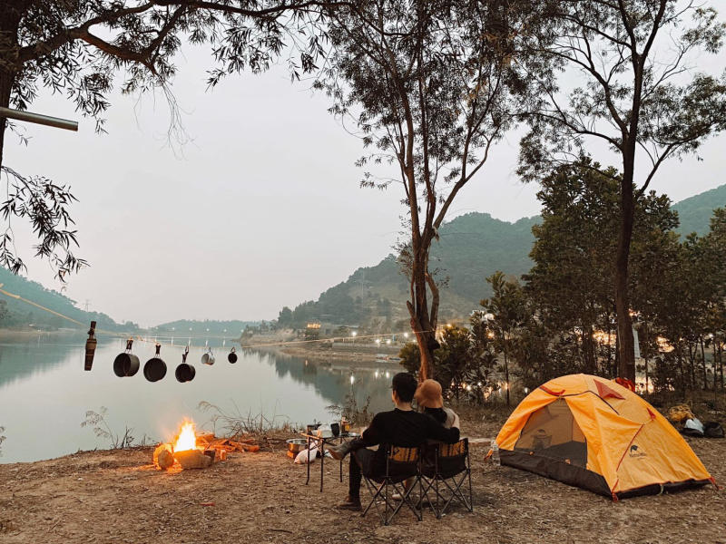 Bãi cắm trại ven hồ tại homestay Đồng Đò